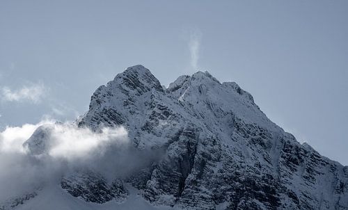 Sommet hivernal majestueux : paroi rocheuse de haute montagne sur Pitkovskiy Photography|ART