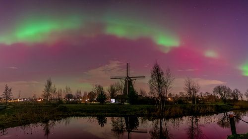 Panorama  van het noorderlicht boven molen de Zwaan, Nederland