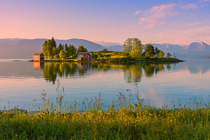 Sonnenaufgang in Omaholmen, Hardangerfjord, Vestland, Norwegen