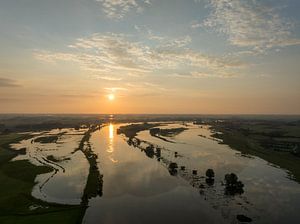 IJssel-Landschaft bei Sonnenuntergang von oben gesehen