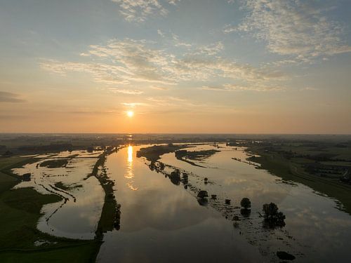 IJssellandschap tijdens zonsondergang van bovenaf gezien