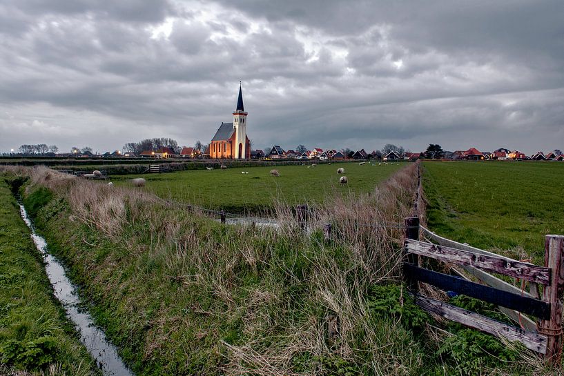 Dreigende lucht Kerk Den Hoorn Texel van Ronald Timmer
