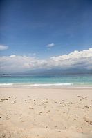 Strand und Meer mit Wolken und einer Insel