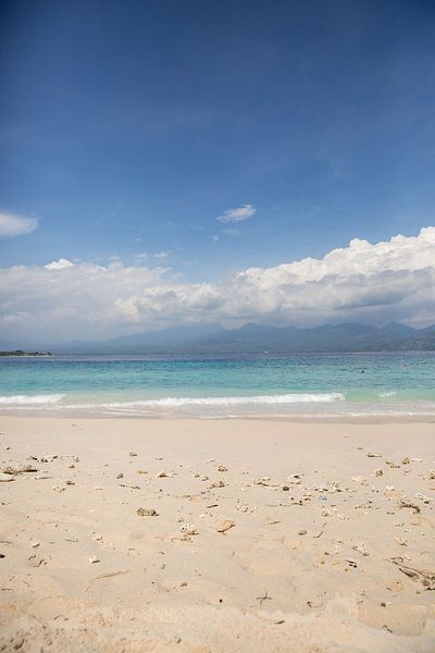 Strand und Meer mit Wolken und einer Insel von Esther esbes - kleurrijke reisfotografie