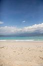 Strand und Meer mit Wolken und einer Insel von Esther esbes - kleurrijke reisfotografie Miniaturansicht