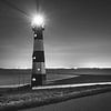 Breskens Leuchtturm mit Lichtspuren bei Nacht | Schwarz und weiß von Daan Duvillier | Dsquared Photography