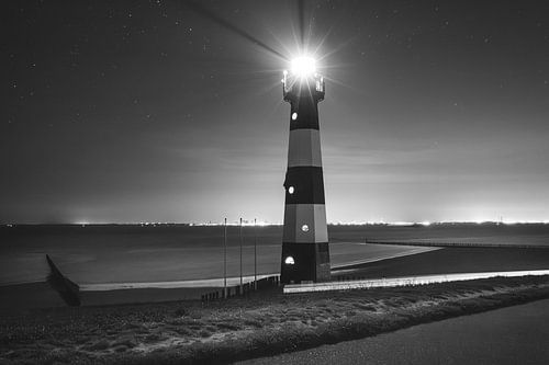 Phare de Breskens avec traînées lumineuses la nuit | Noir et blanc