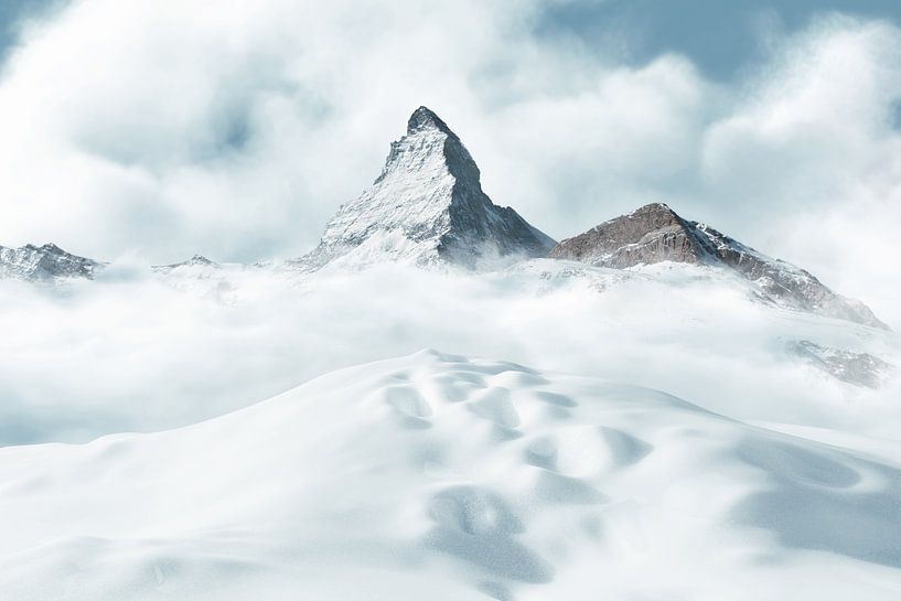 Colline enneigée avec des traces de neige devant la majestueuse montagne du Cervin par Besa Art