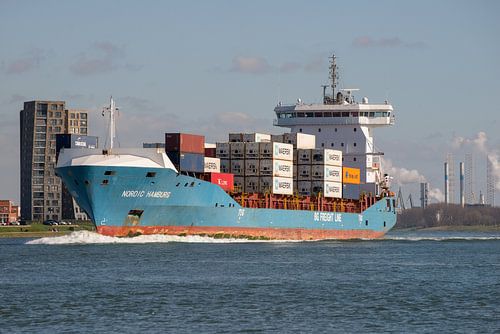 Een containerschip passeert Maasluis