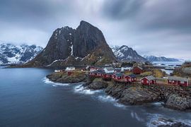 Das majestätische Dorf Hamnoy, umgeben von schroffen Bergen und pulsierendem Leben von PhotoCluster
