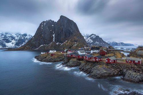 Das majestätische Dorf Hamnoy, umgeben von schroffen Bergen und pulsierendem Leben