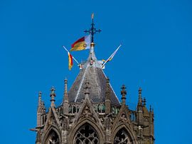 De top van de Dom in Utrecht met vlaggen van Universiteit Utrecht by Mart Gombert