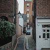 Smalle straat in Londen van Erwin van Kester