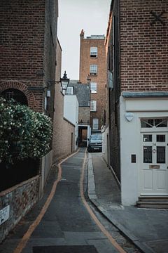 Smalle straat in Londen van Erwin van Kester