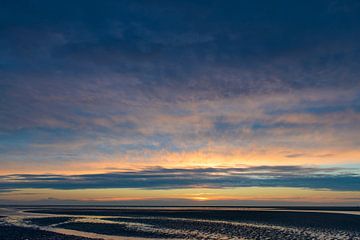 Kleurrijke zonsondergang op het strand van Schiermonnikoog
