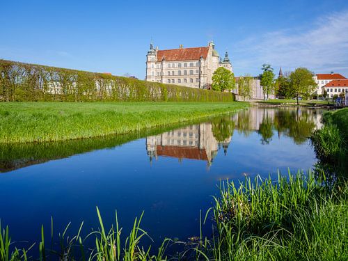 Kasteel Güstrow met vijver in Mecklenburg-Vorpommern