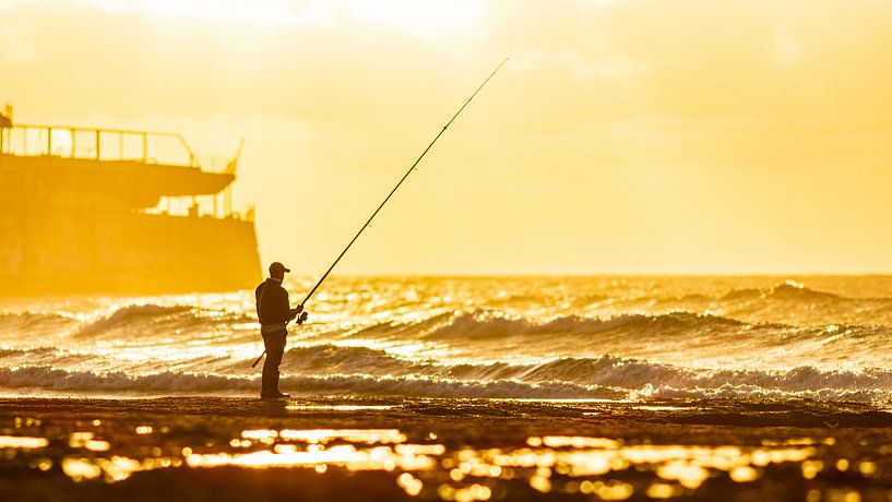Hengelaar op het strand in de zonsondergang van VIDEOMUNDUM