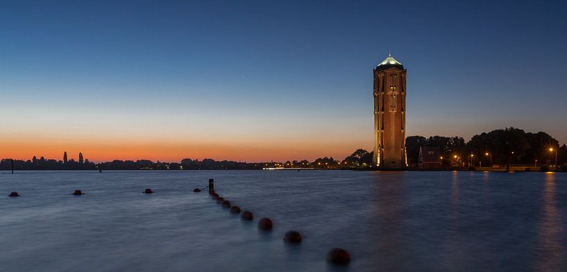 Zonsondergang bij de watertoren aan de Westeinderplassen von Marcel van den Bos