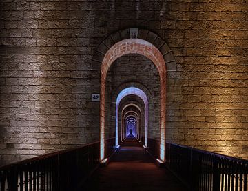 Endlose Anzahl von Toren im Viadukt von Chaumont, Frankreich