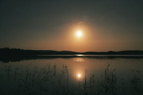 Zonsondergang bij het meer in Zweden