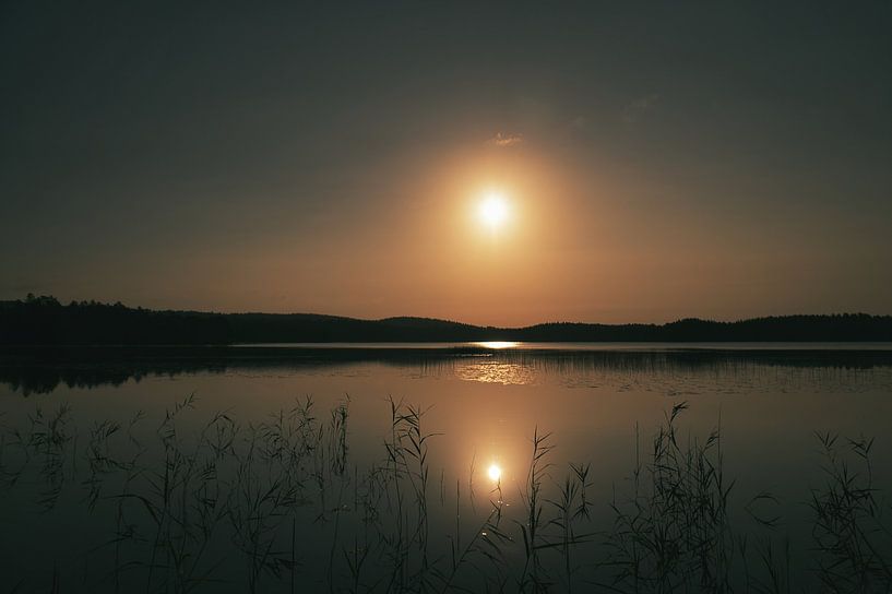 Zonsondergang bij het meer in Zweden van Martin Köbsch