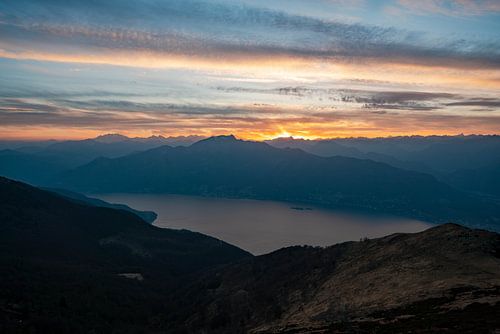 Zonsondergang van het Lago Maggiore naar de Dufour-piek