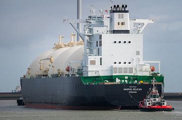 LNG tanker Marvel Pelican met sleepboten van Jan Georg Meijer