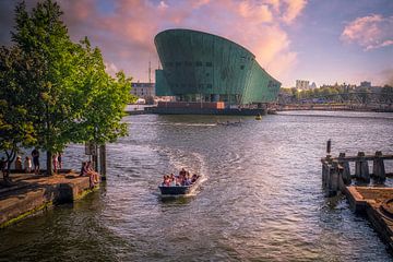 Nemo Science Museum in amsterdam tijdens een zomerse dag. van Bart Ros