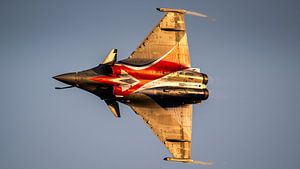 Rafale français de Dassault au coucher du soleil