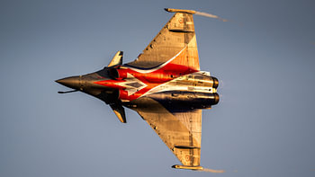 Rafale français de Dassault au coucher du soleil