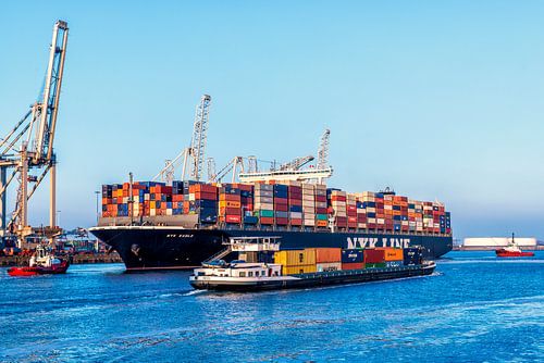 Containerschip in de haven van Rotterdam bij de container terminal van Sjoerd van der Wal Fotografie