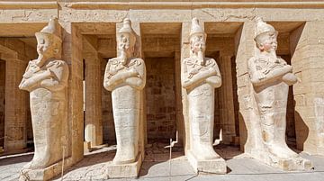 Osiris standbeelden bij de tempel van Hatsjepsoet, Luxor, Egypte van x imageditor