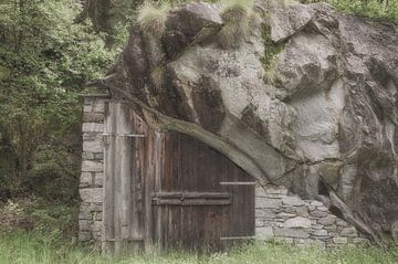 stable roof construction in Val Bavona,Ticino by Peter Eckert