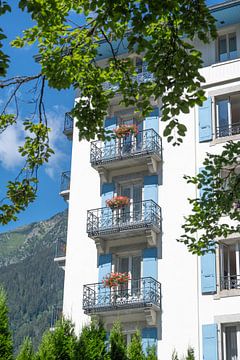 Blaue Fensterläden und Blumen auf Balkonen in Chamonix. von Christa Stroo photography