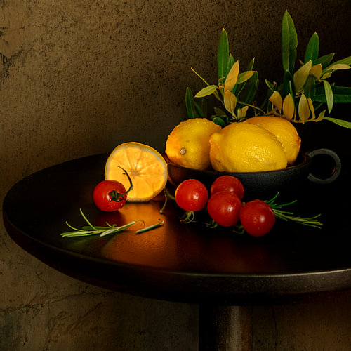 Zitronen und Tomaten in italienischem Stil mit einem Olivenzweig.