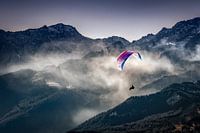 Flying away | Een paraglider in de Alpen