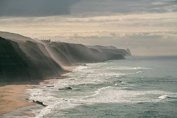 De kustklif van Portugal met zeelucht van Leo Schindzielorz