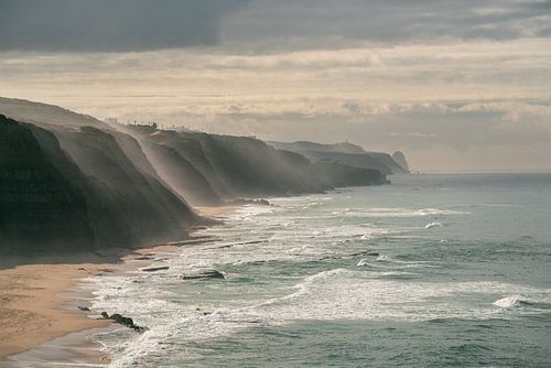 De kustklif van Portugal met zeelucht