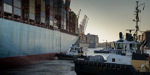 Sleepboten helpen containerschip te parkeren van Jonas Weinitschke