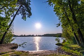 Een prachtig uitkijkje naar de zon en het water. van Els Oomis