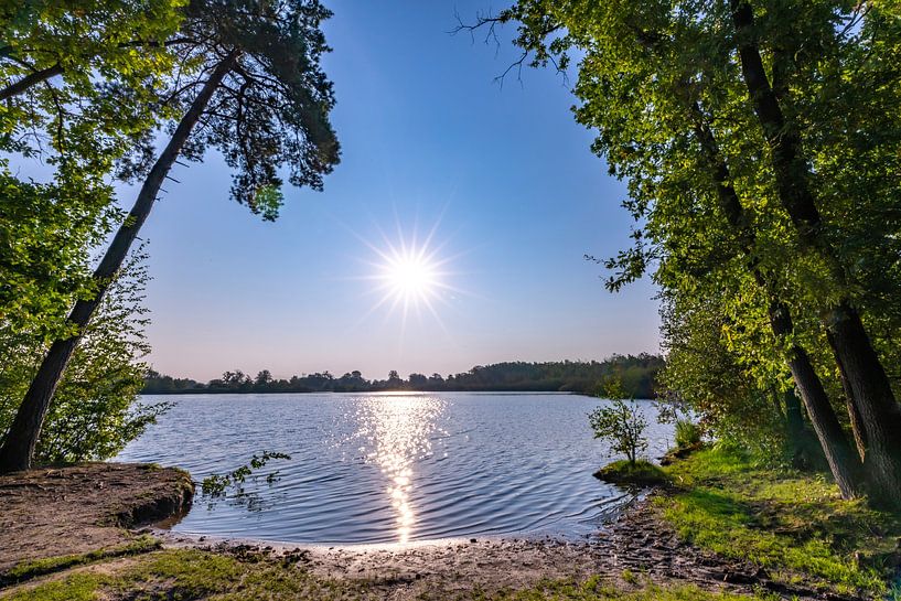 Ein schöner Blick auf die Sonne und das Wasser. von Els Oomis