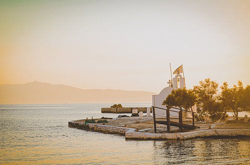 Zonsondergang boven het kapelletje