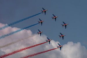 Patrouille Acrobatique de France (PAF) in Aktion während der Flugshow in La Ferté-Alais. von Jaap van den Berg