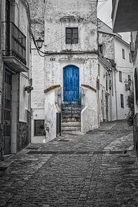 Blaue Tür in der weißen Stadt Casares in Andalusien.