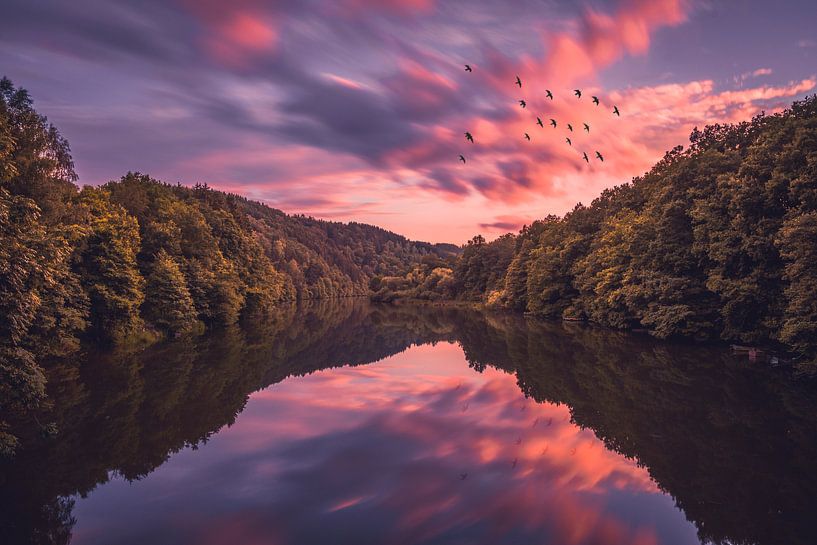 Prachtige kleuren tijdens zonsondergang in Luxemburg van Mitchell Routs