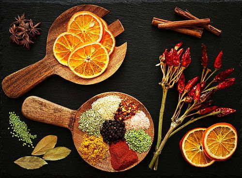 Nature morte joyeuse et colorée avec des épices et des herbes.
