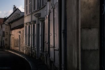 street in Mantes-La-Jolie by Bert-Jan de Wagenaar