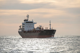 Am Horizont taucht ein Seeschiff auf