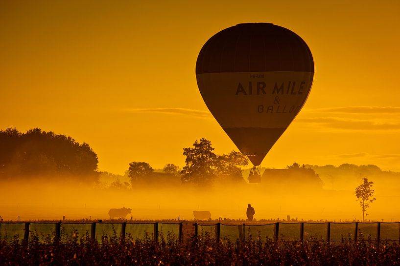 Luchtballon in de mist van Andy Van Tilborg