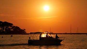 romantischer Sonnenuntergang an der Küste der Hafenstadt Porec